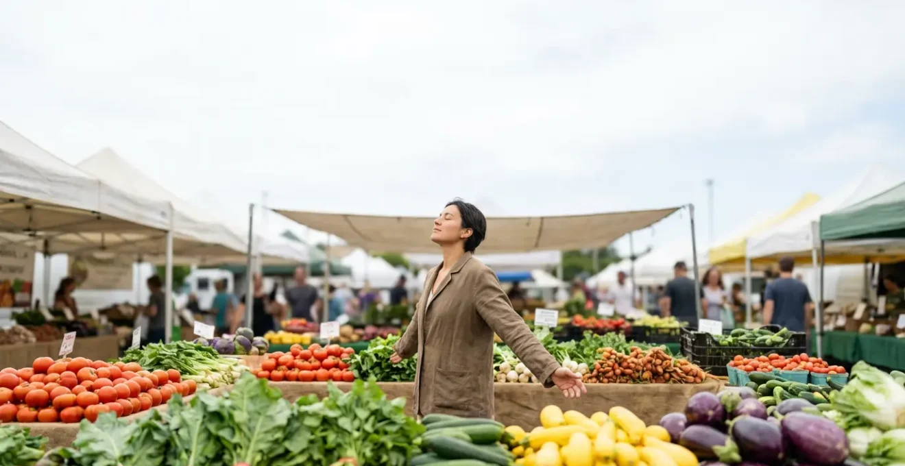 Vue panoramique d'un marché coloré avec fruits et épices, une personne respire profondément les yeux fermés.