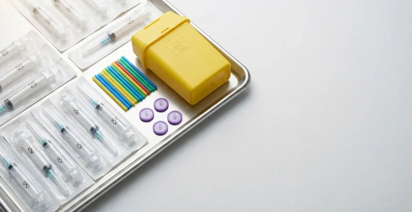 Kit de matériel de réduction des risques disposé de manière organisée sur une surface propre