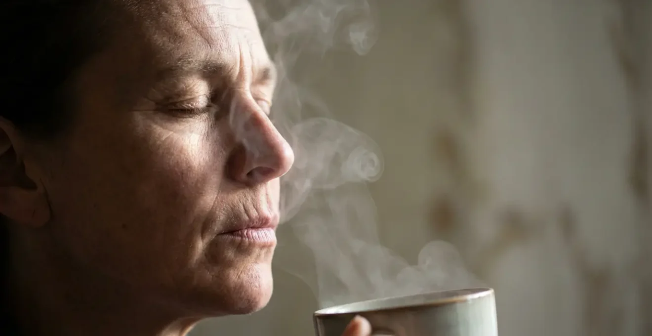 Portrait serré d'une personne concentrée sur ses sensations gustatives, yeux fermés dans un moment de dégustation