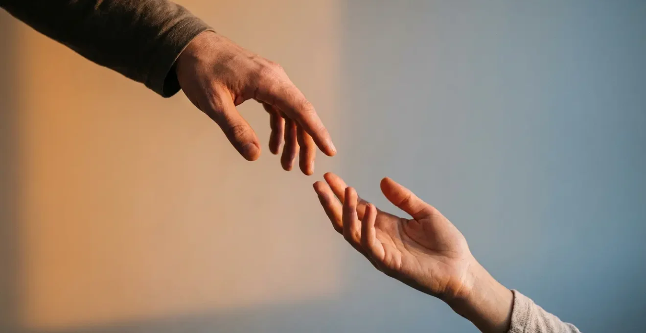 Deux mains tendues se rapprochant symbolisant la connexion thérapeutique