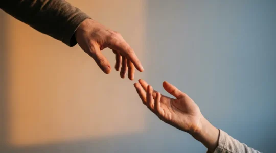 Deux mains tendues se rapprochant symbolisant la connexion thérapeutique