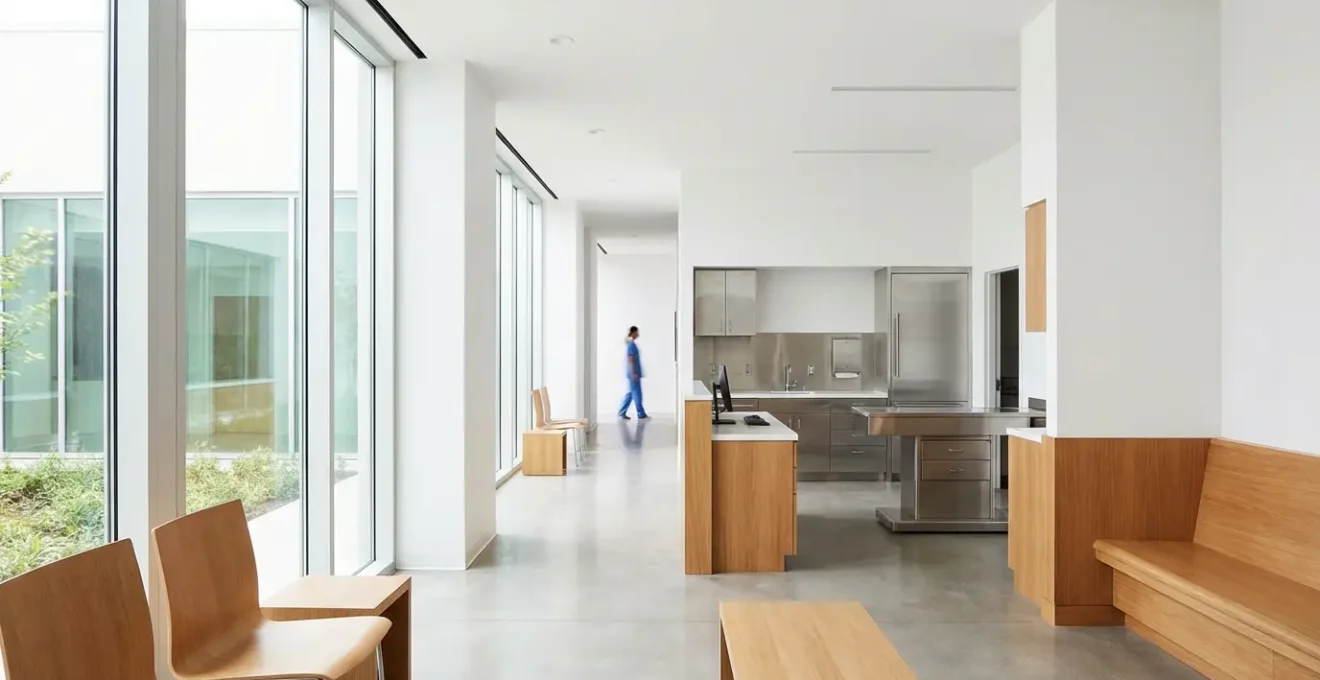 Vue grand angle d'un espace médical moderne et lumineux avec équipement de premiers soins